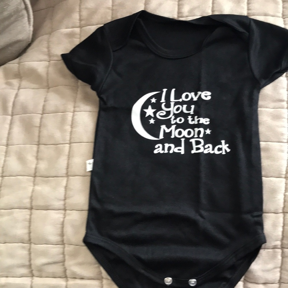 Black onesies with white letters “ I love you to